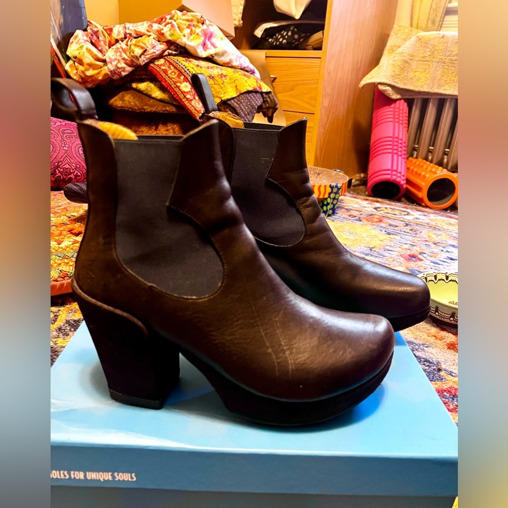 John Fluevog Prepare 2.0 Chelsea Tracker size 11 in wonderful condition. - Picture 12 of 15
